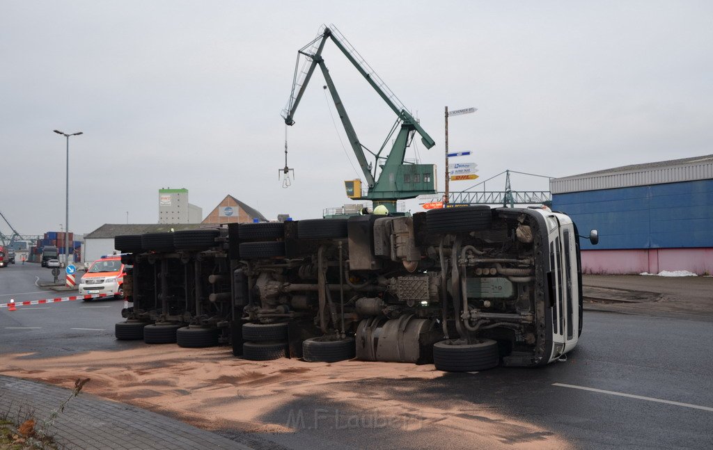 LKW umgestuerzt Niehler Hafen P009.JPG